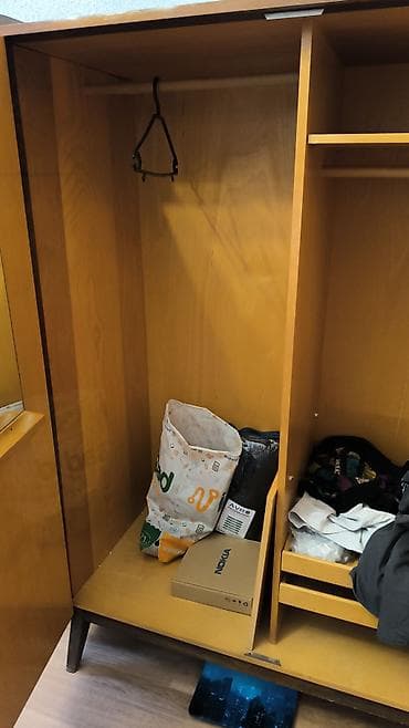 iwlenmiw wkaf: Dolab, icinde guzgu qapinin bir terefinde, o biri terefinde qayish — 4