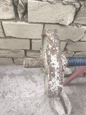ştanq daşları: Jim leja skamyasi ve ustunde 75kilo stanq. Stanqin cekisi 45 kilodur — 9