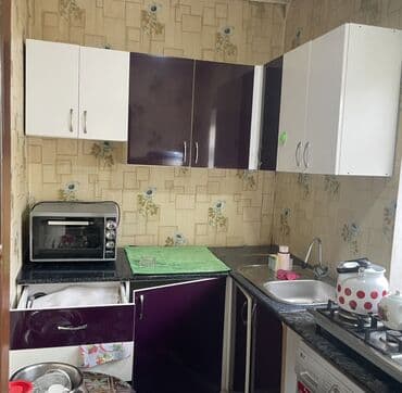 Mətbəx mebeli dəsti - Üst və alt asma şkaflardan ibarət kompakt künc