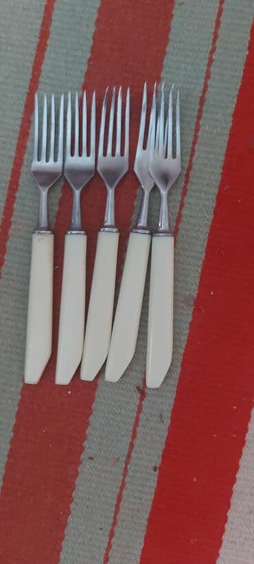 çəngəl qaşıq dəstləri: Ağ rəngli sapları olan altı ədəd çəngəl dəsti. Bu çəngəllər gündəlik — 1