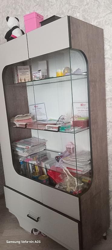 Şüşəli vitrinli şkaf - tecili satilir. endirim edilecekdir.Dizayn: ön