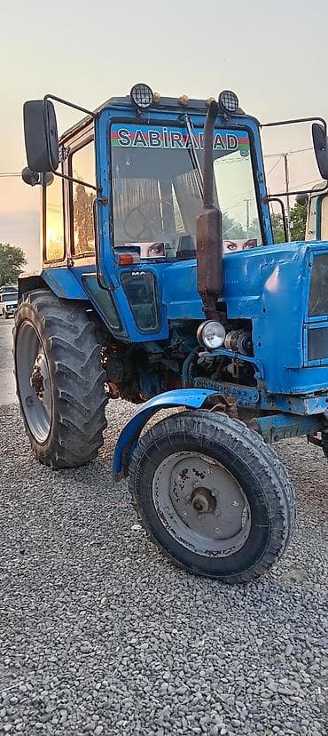 e39 radiator: Belarus MTZ seriyalı mavi traktor - Kabinli, geniş görünüşlü güzgülər — 1
