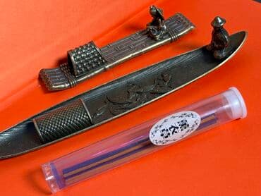 papaq şekli: Bu iki bürünc rəngli buxur qabı, Asiya mədəniyyətindən ilhamlanaraq — 8