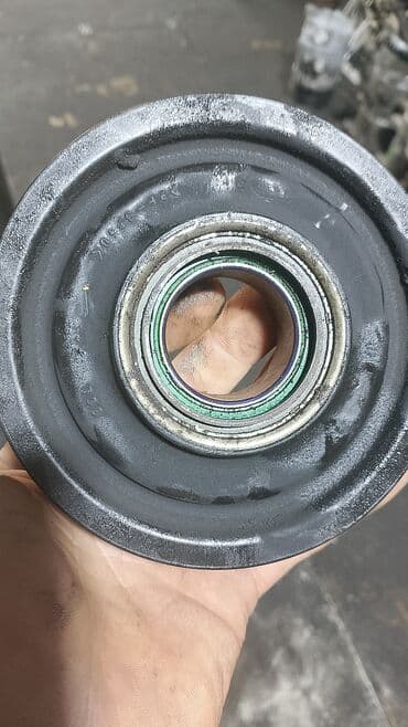 mersedes 208d: Qara rəngdə, çoxzolaqlı, istifadəyə yararlı avtomobil dəmirçisi. Bu — 3