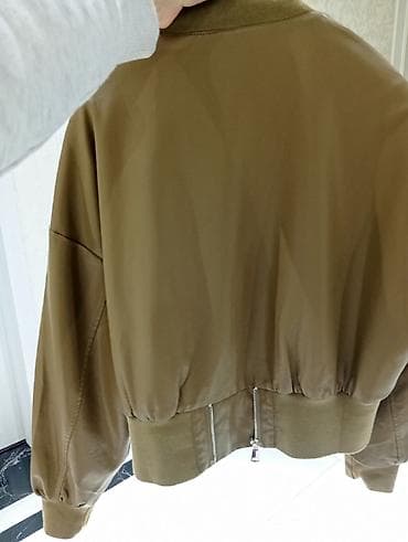 Kurtkalar: Zeytun-yaşıl rəngdə bomber üslubunda qadın gödəkçə. - Material: hamar — 3