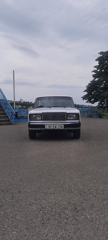 eylec: LADA 2107, ağ rəng, sedandır. Klassik dizaynlı kuzov, xrom ön — 1