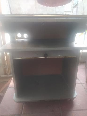 İşlənmiş, Düz TV altlığı, Polkalı, Laminat