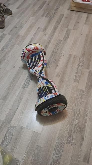 Elektrik nəqliyyatı: Çoxrəngli qrafiti dizaynına malik bu hoverboard balanslı sürmə — 2