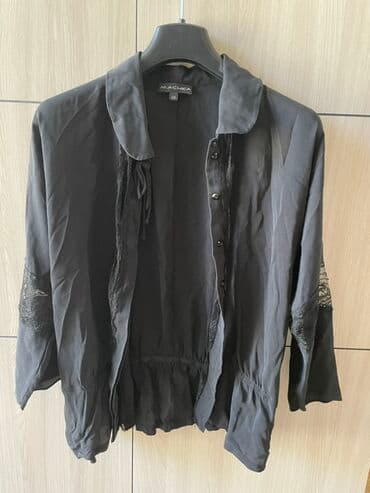 Qara rəngli qadın bluzası. Bu bluzanın qolları dirsəyə qədərdir və alt