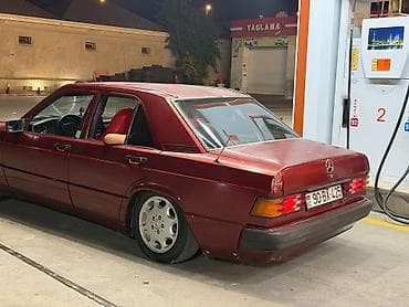 mersedes saat: Mercedes-Benz 190 (W201) sedan, tünd qırmızı rəng. - Kuzov: 4 qapı — 2
