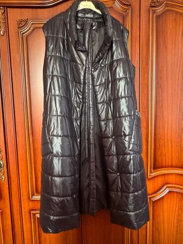 женские меховые жилеты: Uzun, qara rəngli qadın qolsuz puff yelek. - Parlaq, yüngül və isti — 2