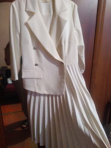 Ağ rəngli qadın dəsti - Üç hissədən ibarət: qısa blezer, eyni parça