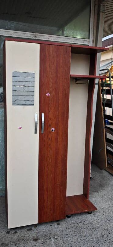 Quruducular: Dəhliz dolabı — 3