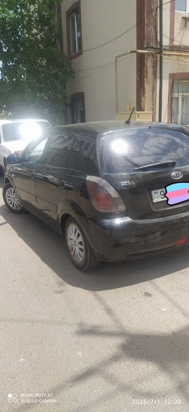 последующий выкуп авто бишкеке: Qara rəngdə olan Kia Rio avtomobili. Bu model şəhər daxilində rahat — 4