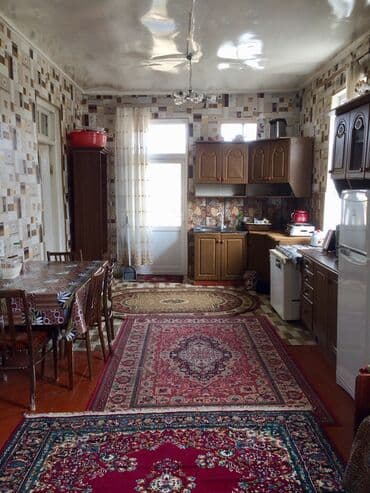 дом студия: Maştağa mərkəzdə 4 sotun içində 3 otaq 1 studia mətbəx.Ev məktəbə — 4