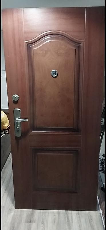 Taxta naxışlı giriş qapısı. Qəhvəyi rəngdə, klassik dizayna malikdir lalafo.az -da Taxta naxışlı giriş qapısı. Qəhvəyi rəngdə, klassik dizayna malikdir
