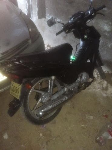 Moped/motosiklet – qara rəngdə, şəhər içi istifadə üçün ideal “aju”