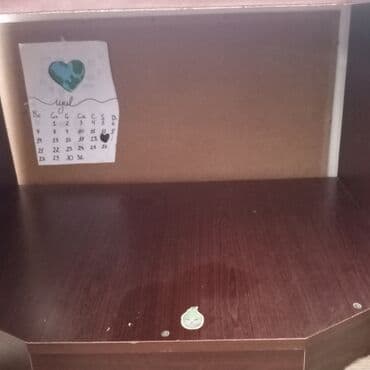 Tünd qəhvəyi rəngli, künc yerləşdirilməyə uyğun aşağı hündürlüklü şkaf