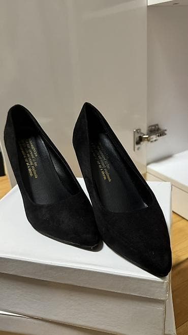 Qara klassik qadın tufliləri - Model: sivri burunlu, qapalı burun və