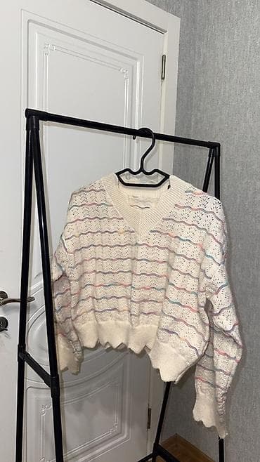 Açıq krem rəngində trikotaj sviter - Model: V-yaxa, oversize kəsim -