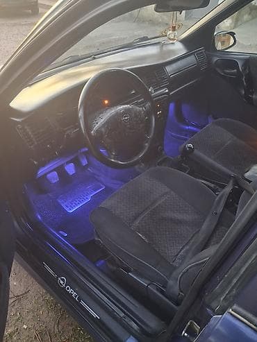 opelər: Opel sedan, 5 oturacaqlı salon. Mexaniki sürət qutusu (5 pillə). Qarşı — 7