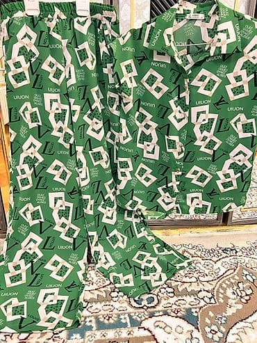 Yaşıl rəngli iki hissəli dəst – köynək və şalvar - Parlaq yaşıl fonda