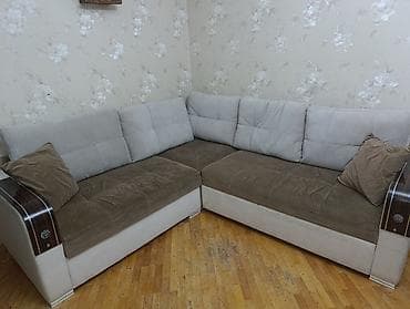 L‑şəkilli künc divanı - Rəng: açıq boz arxa hissə və qəhvəyi oturacaq