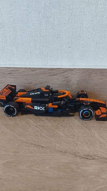 model 220333qag: LEGO tərzində yığma F1 bolidi modelidir. Narıncı-qara rəng sxemi və — 1