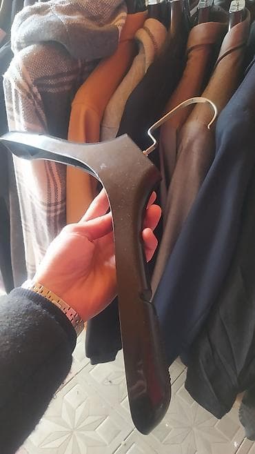 Kostyum/Palto asqısı – qalın çiyinli, metal qarmaqlı - Material