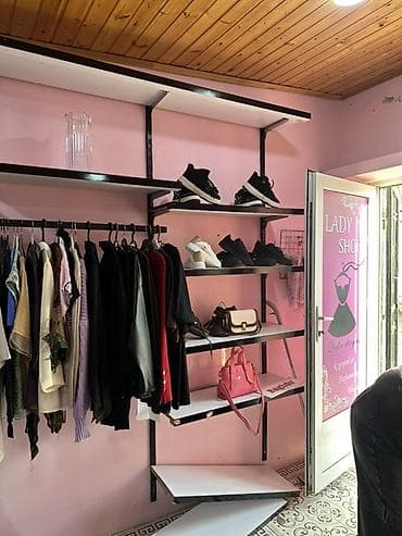 magaza refleri: Magaza baglandigi üçün vitrinlər satilir. Divara baglanan dəmirlər 1 — 3