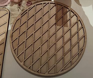 Paxlava kəsmək üçün iz qoyan taxta.Eyni ölçülü səliqəli paxlavalar