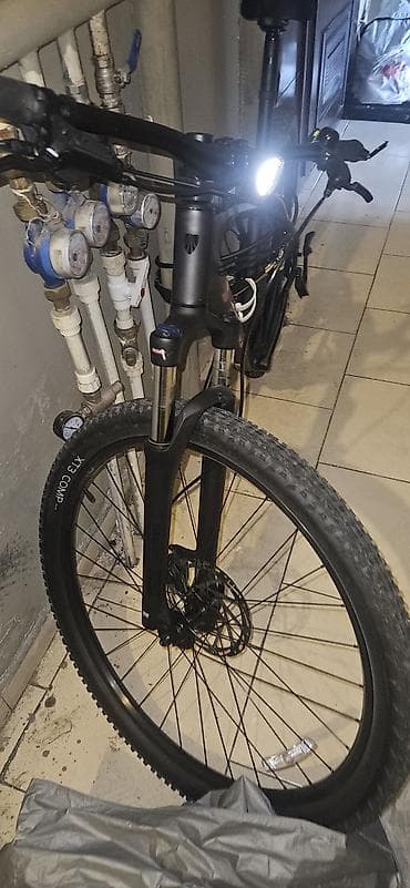 Trek markalı dağ velosipedi Xüsusiyyətlər: - Alüminium gövdə, mat