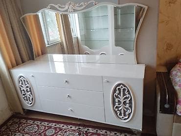 Ağ rəngli klassik qonaq otağı mebel dəsti Tərkibi: - Geniş komod: 3