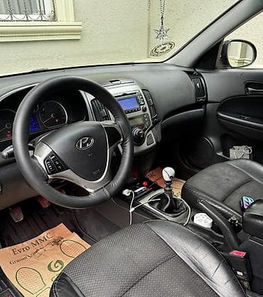 Motonəqliyyat: Hyundai i30 hatchback - Korpus: 5 qapılı, qara rəng, arxa şüşə tünd — 3