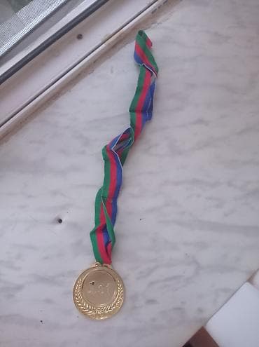 samdanlar ve saat: Qızılı rəngli 1-ci yer medalı — 1