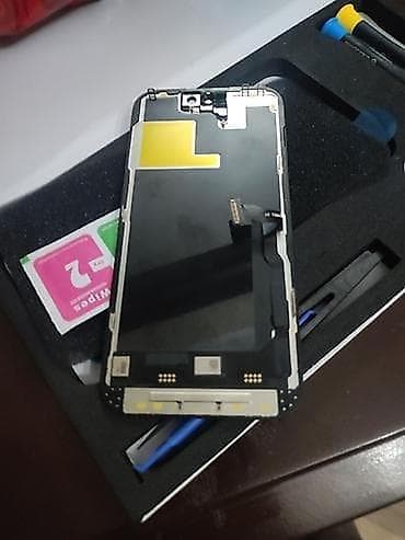 İphone 15 Pro Max usden cixma natura ekran sekil ele bele qoylub