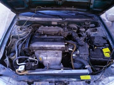 əllə çəkilmiş maşın şəkilləri: Kia Sephia sedan - Kuzov: 4 qapılı sedan, tünd yaşıl rəng - Ön hissə — 10