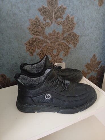 Səndəl və şəp-şüplər: Qara rəngli kişi qış ayaqqabısı - Material: dəriyə bənzər üst hissə — 1