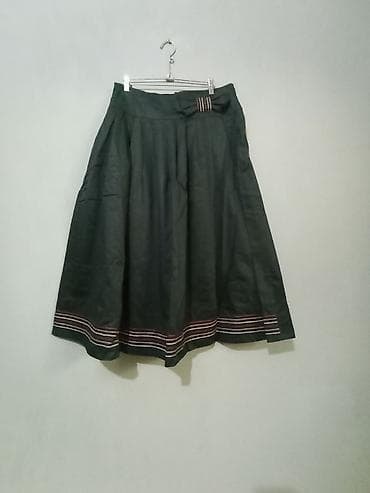 Qadın ətəyi – tünd yaşıl/qara rəngdə, A-kəsim, dizdən bir qədər aşağı