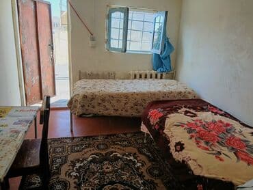 снять дом на сутки: 1 otaqlı kiçik evdi.Ev 2 və ya tək nəfər üçün uyğundur.Pəncərəsi və — 2
