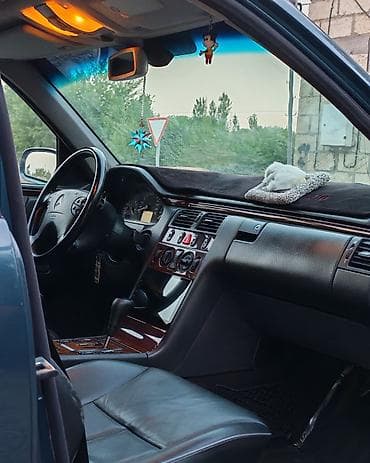opel vectra a: Mercedes-Benz E 240: 2.4 l | 2000 il Sedan — 8