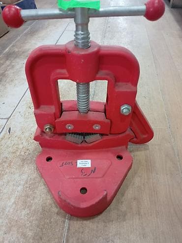 Məngənələr: Boru sıxacı (boru vitse) – yerüstü montaj üçün - Material: Döküm — 1