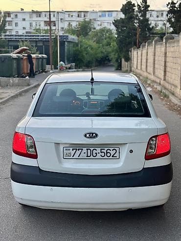 sam diskiler: Kia Rio sedan – ağ rəng, şəhər üçün qənaətcil və rahat kompakt — 2