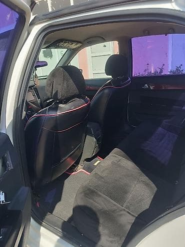 turbo az çeşka: Ağ rəngli sedan, unikal eksteryer tüninqi ilə. Xüsusiyyətlər: - — 10