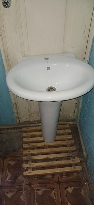 Ayagüstü lavabo – keramika, ağ rəng. - Oval kasa və sütun tipli ayaq