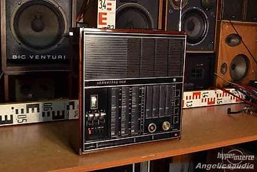 Sovet istehsalı “Ленинград-002” (Leningrad-002) stolüstü radiosu