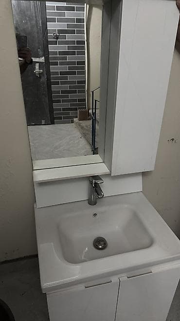 divar şkafı: Hamam üçün güzgülü dolablı lavabo dəsti - Minimalist ağ dizayn — 2