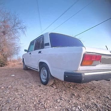 prius satisi: VAZ 2107, ağ rəng, sedan gövdə. Texniki və interyer xüsusiyyətləri: - — 8
