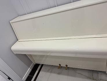 gitara akustik: Rönisch Upright Piano – ağ rəng, yüksək parlaq (polished) korpus - — 2