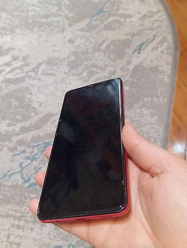 Qırmızı korpuslu smartfon - Ön hissədə damla tipli kamera çıxıntısı